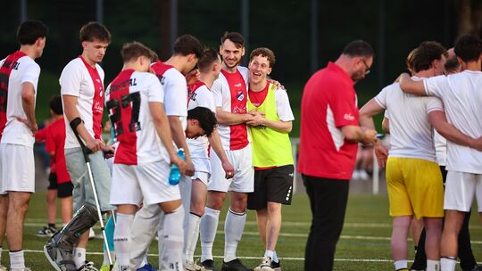 Lachen die Eisbachtaler Sportfreunde auch am Samstagnachmittag? Das wäre der Wunsch des scheidenden Trainers Thorsten Wörsdörfer
