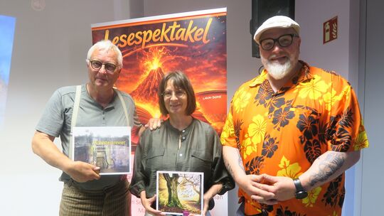 Bei der Eröffnung des Lesespektakels in Mendig begrüßte Wolfgang Süß (rechts) die Autorin Regine Brühl und Sven von Loga.