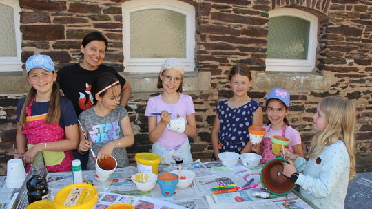 In einer Projektwoche wird das große Fest zum 120-jährigen Bestehen des Schulgebäudes in Pünderich vorbereitet: Diese Kinder bem