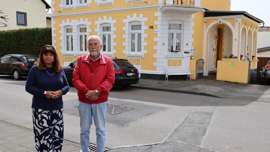 Peter Schmalenbach und seine Frau Waltraud vor ihrem Haus in Heimbach-Weis. Schon seit Jahren kämpfen sie dafür, dass die Straße