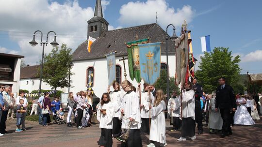 Fronleichnamsprozession; Nach dem Gottesdienst vor der Kapelle startet die Prozession nach Weiersbach zur Pfarrkirche Sankt Mark