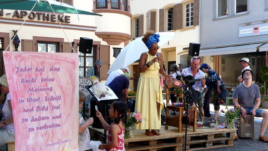 Musik, Tanz und viele Informationen zu 77 Jahre Grundgesetz und Tag des Ehrenamts wurde auf dem Marktplatz geboten. Das Duo Umsu