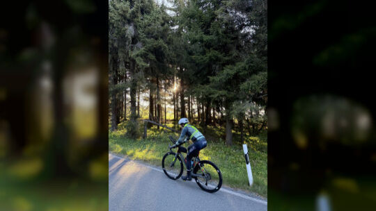 Früh morgens erklimmt Selina Knaul eine Bergkuppe im Erzgebirge. Früh morgens erklimmt Selina Knaul eine Bergkuppe im Erzgebirge.
