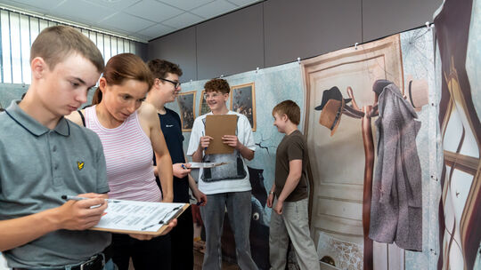 Die Klasse 8a der Realschule plus aus Neustadt besuchte mit ihrer Lehrerin Corina Eisenberger die Mitmachausstellung zu 77 Jahre