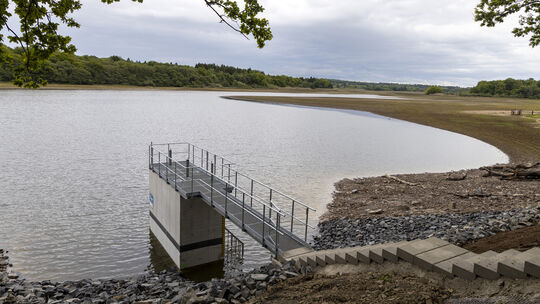 Der Wiederanstau des Dreifelder Weihers hat begonnen - wie lange es dauern wird, bis er seinen normalen Wasserstand und damit au