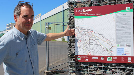 Am Kulturwerk befindet sich der offizielle Startpunkt der Georoute Industriekultur. Touristiker Jochen Stentenbach erläutert die