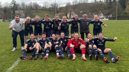 Im Pokal-Halbfinale hatten die Fußballerinnen der SG Kirn/Kirn-Sulzbach und ihre Trainer allen Grund zum Jubeln. Mit einem 9:2-E Im Pokal-Halbfinale hatten die Fußballerinnen der SG Kirn/Kirn-Sulzbach und ihre Trainer allen Grund zum Jubeln. Mit einem 9:2-E