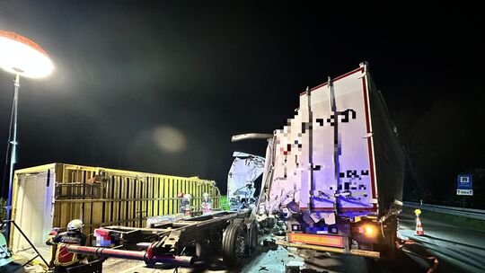 Der Auflieger eines Lastwagens ist bei dem Unfall auf der A3 am Mittwochabend umgestürzt, ein anderer wurde aufgerissen. Drei Pe