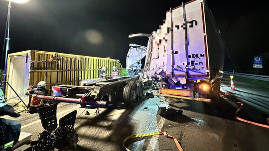 Der Auflieger eines Lastwagens ist bei dem Unfall auf der A3 am Mittwochabend umgestürzt, ein anderer wurde aufgerissen. Drei Pe