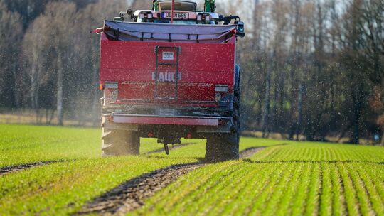 Landwirt bei der Feldarbeit