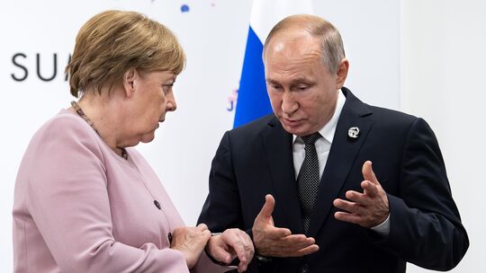 Kanzlerin Angela Merkel und Russlands Präsident Wladimir Putin Kanzlerin Angela Merkel und Russlands Präsident Wladimir Putin