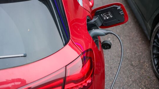 Elektroauto lädt an Ladesäule