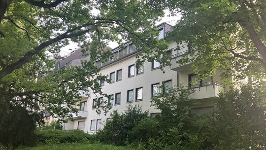 Das Haus, in dem die Gemeinschaftsunterkunft für Flüchtlinge in Koblenz eingerichtet werden soll(te), liegt unmittelbar neben de