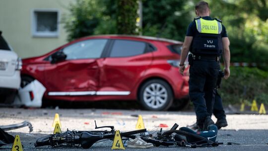 Autofahrerin fährt Kinder an - ein Kind lebensgefährlich verletzt Autofahrerin fährt Kinder an - ein Kind lebensgefährlich verletzt