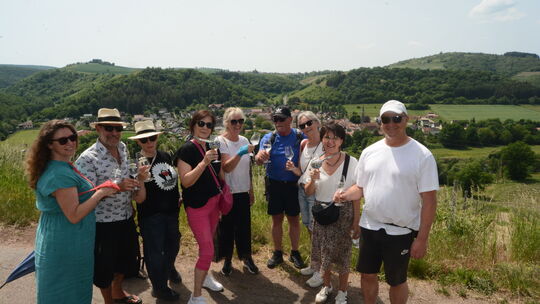 Die Weinwanderung über den Weinlehrpfad Niederhausen bietet immer wieder spektakuläre Blicke ins Nahetal.