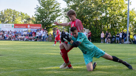 Simmertals Torhüter Tobias Schenk schnappt sich den Ball gerade noch vor Cedric Nikodemus. Eine Viertelstunde vor Schluss stande
