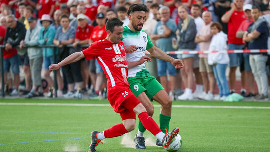 Benjamin Weishar (rotes Trikot) setzte sich mit der SG Malberg gegen die SG 06 Betzdorf um Temel Uzun durch. Drei Bezirksliga-Tr