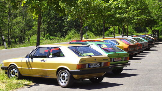 Wie an der Perlenkette aufgereiht: 32 VW Scirocco I und II besuchten auf ihrer Pfingstausfahrt das historische Kupferbergwerk in