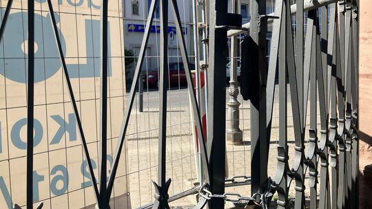 Die Schließvorrichtung an dem schmiedeeisernen Tor soll laut Polizei entfernt und das Tor in der Koblenzer Altstadt dann entfern