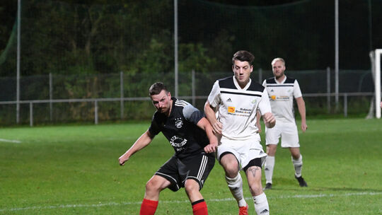 Routinier Chris-Yannik Ebertshäuser (schwarzes Trikot) hat im Finale der C-Ligisten gegen die favorisierte SG Winden/Nassau II n