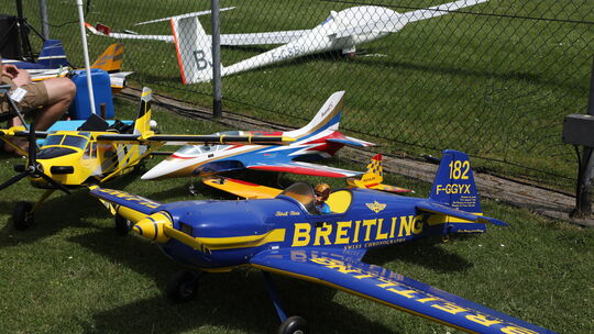 Kunstflugmodell kurz vor dem Start.