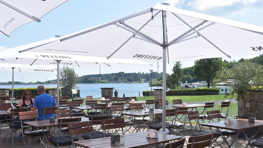 Auf der schattigen Terrasse der Pizzeria Piccolo Ponte Rosa haben die Gäste einen herrlichen Blick auf die Kormbachtalsperre.