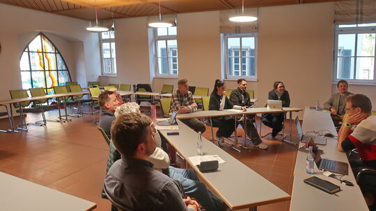Im engen Dreieck folgten die Ausschussmitglieder den Ausführungen der IB-Mitarbeiter (hinten), die die Arbeit des Jugendzentrums