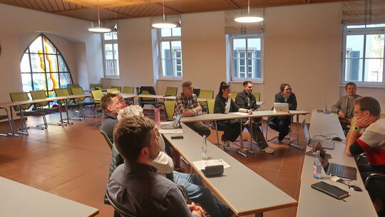 Im engen Dreieck folgten die Ausschussmitglieder den Ausführungen der IB-Mitarbeiter (hinten), die die Arbeit des Jugendzentrums