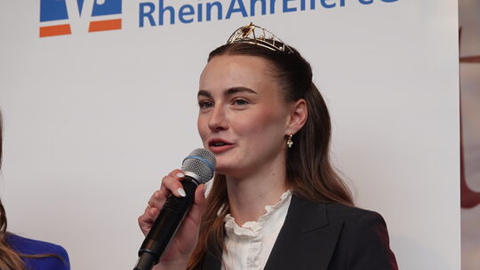 Das Mikrofon wird Ahrweinkönigin Anna Knieps in den kommenden zwölf Monaten oft in die Hand nehmen müssen. Hier eröffnet sie den