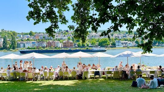 Auf der Wiese in den Kaiserin-Augusta-Anlagen steigt am 4. Juni wieder das Dîner en blanc – mit einer langen Picknicktafel und L