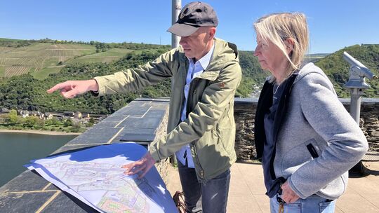 Petra Bittkau und Andreas Heinemann planen die Ausstellungsflächen für die Bundesgartenschau 2029 auf der Burg Rheinfels.
