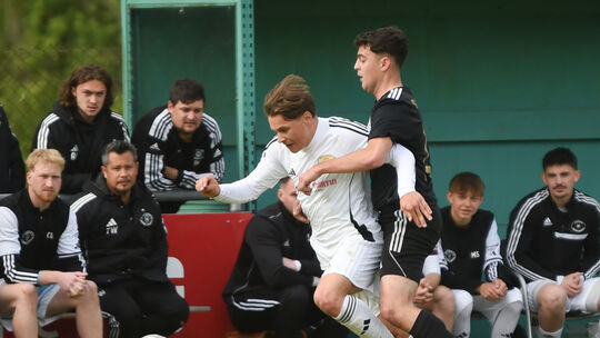 Auf nach Wörth am Rhein: Laurenz Fach (weißes Trikot) und die SG Meisenheim spielen am Dienstag beim SV Büchelberg.