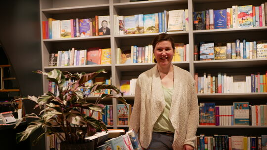 Jessica Bälz, Inhaberin der Buchhandlung am Ahrtor, empfindet viel Freude an ihrem Beruf, der ihr nie langweilig geworden sei.