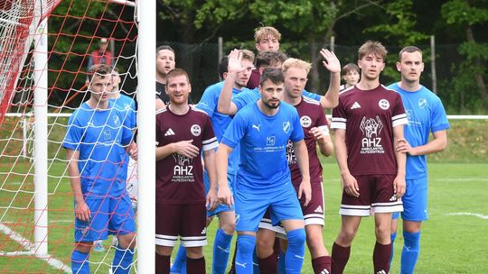 Vielleicht entscheidet ja ein Standard das Entscheidungsspiel. Der FC Schmittweiler (rote Trikots) muss in Mehlingen von Beginn