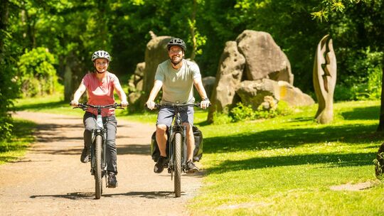 Radfahren ist beliebt bei allen Altersklassen. Dank E-Bikes können auch längere Etappen problemlos gemeistert werden.