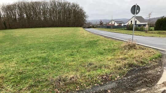 Auf diesem Gelände neben der K126 (Fürst-Hatzfeldt-Straße) soll der neue Standort der Freiwilligen Feuerwehr Schönstein entstehe