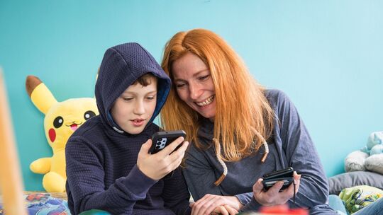 Mutter und Sohn mit Smartphones Mutter und Sohn mit Smartphones