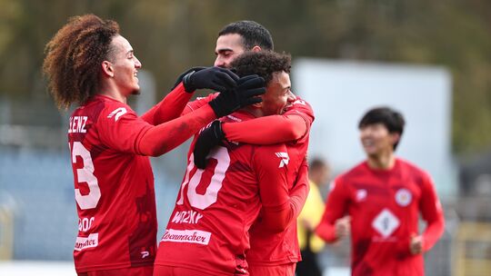 Diese Jubeltraube wird es bei Rot-Weiss Koblenz in der kommenden Saison nicht mehr geben, denn Mohammed Maroc (von links), Giuli
