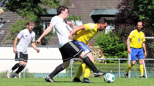 Mit 9:0 gewann die Reserve des TuS Mayen (weiße Trikots) das letzte Saisonspiel der Kreisliga B 8 gegen die SG Auderath/Alflen. Mit 9:0 gewann die Reserve des TuS Mayen (weiße Trikots) das letzte Saisonspiel der Kreisliga B 8 gegen die SG Auderath/Alflen.