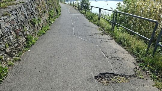 Auf dem Fahrradweg am Rheinufer im Neuwieder Stadtteil Engers gab es bis vor Kurzem ein großes Schlagloch. Nach einem Bürgerhinw