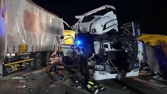 Verunfallte Lastwagen stehen auf der Autobahn 3 (A3). Ein Unfall mit mehreren beteiligten Fahrzeugen hat am Abend auf der Autoba