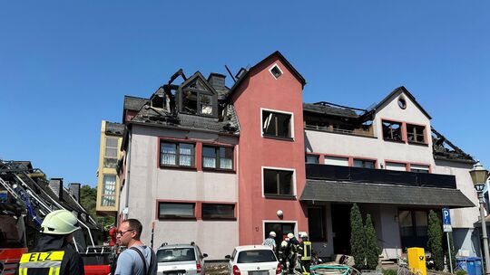 Die Gymnasiumstraße ist rund um das betroffene Gebäude während der Löscharbeiten am Mittwochgesperrt. Erst gegen 14 Uhr können d