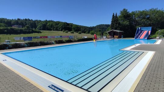 Aktuell wird noch das Wasser gechlort. Wenn alles nach Plan läuft, öffnet das Freibad Birlenbach am Montag, 1. Juni. Aktuell wird noch das Wasser gechlort. Wenn alles nach Plan läuft, öffnet das Freibad Birlenbach am Montag, 1. Juni.