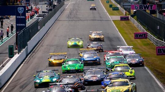 Kurz nach dem Start in Zandvoort lag der blaue Mercedes AMG GT3 von Lucas Auer sogar vorne.