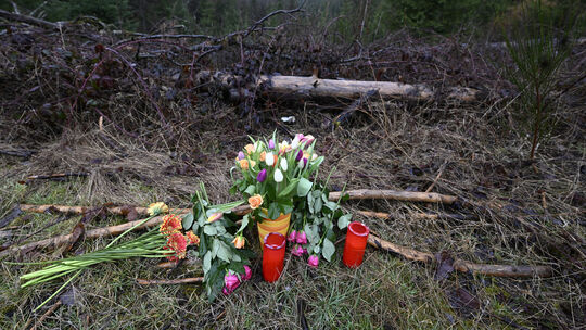 Ein Bild von März 2023: Blumen und Kerzen wurden am Fundort des getöteten Mädchens Luise niedergelegt.