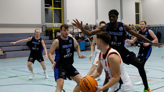 Stehen sich auch in der nächsten Oberliga-Saison gegenüber: die Basketballer des VfL Bad Kreuznach (weiße Trikots) und Eintracht