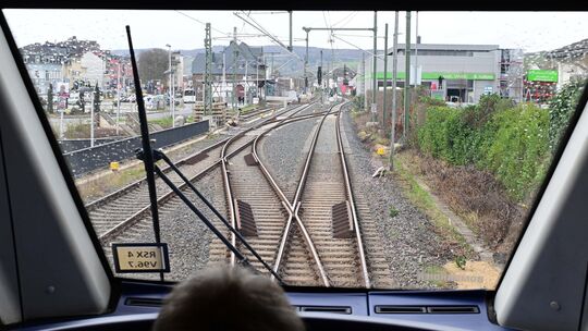 Zwischen Oberwinter und Remagen ist in der Nacht auf Mittwoch die Oberleitung an der Bahnstrecke gerissen.