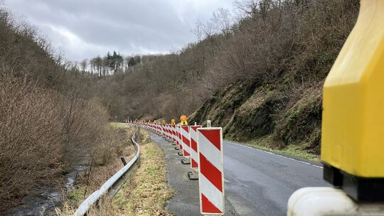Seit zehn Jahren reihen sich die Warnbaken entlang der L334 aneinander. Doch bis die Straße saniert wird, wird es noch dauern.