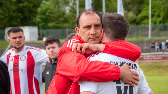 Marco Reich kann seine Spieler, wenn nötig, auch in den Arm nehmen. Über seine Rolle beim Abstieg des SC Idar-Oberstein hat er i