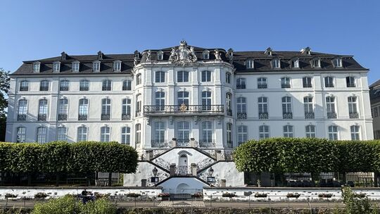 Zwischen Schloss und Rhein bietet die Terrasse beste Voraussetzungen für den Biergarten, der nun wieder bewirtschaftet wird.